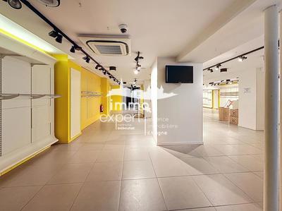 Local commercial - 216 m²