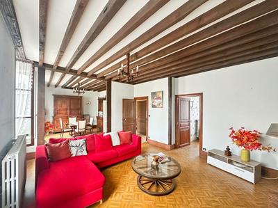 Maison - 1 080 m² - 5 pièces