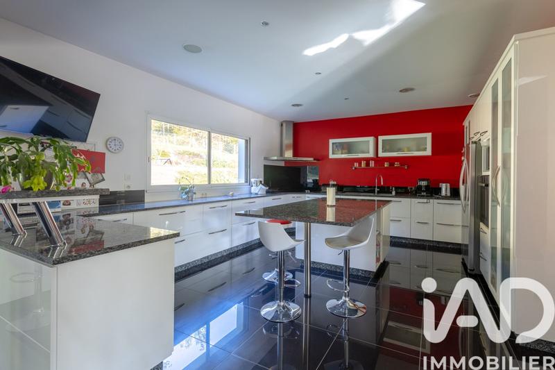 Maison - 201 m² - 6 pièces