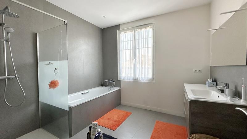 Maison - 221 m² - 7 pièces