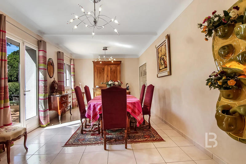 Maison - 238 m² - 9 pièces