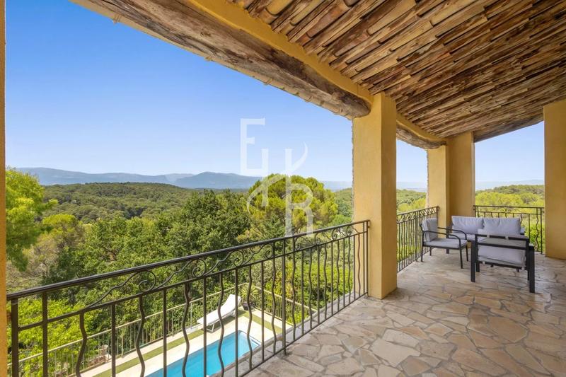 Villa - 255 m² - 8 pièces