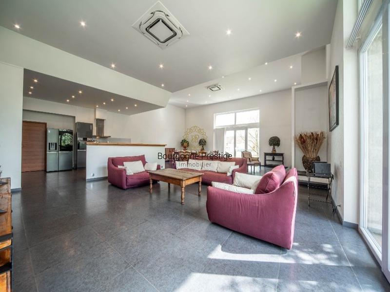 Propriété - 322 m² - 9 pièces