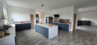 Maison - 240 m² - 6 pièces
