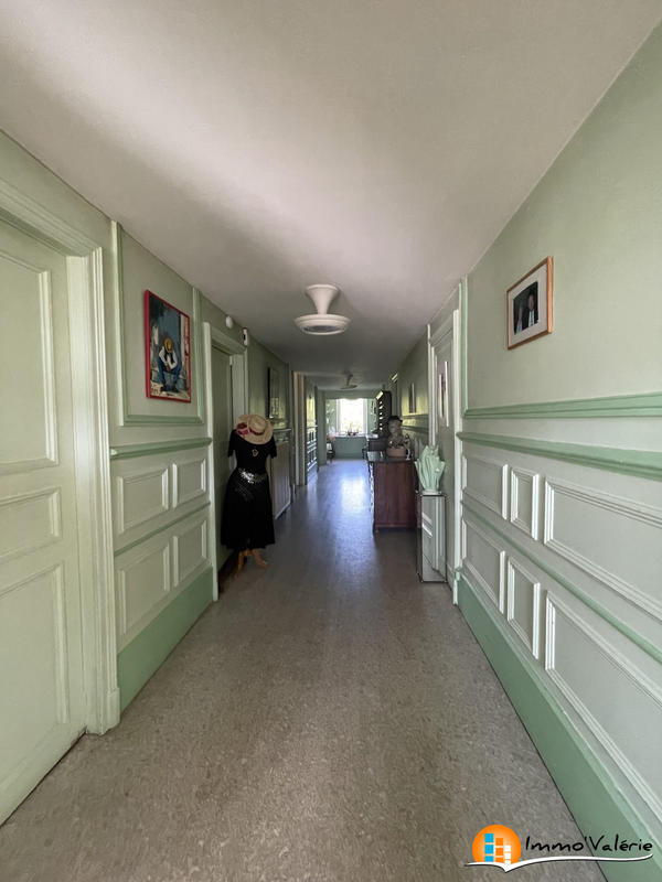 Maison - 854 m² - 19 pièces