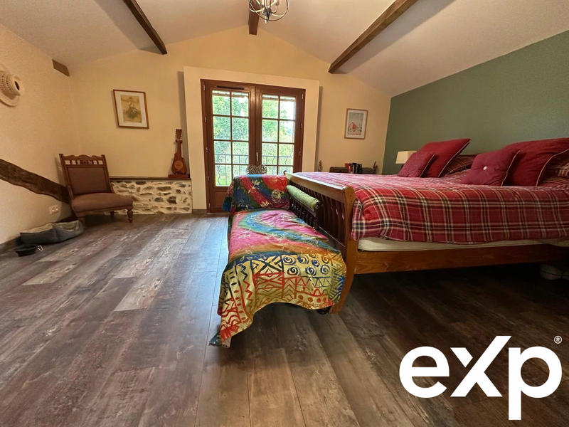 Maison - 239 m² - 8 pièces