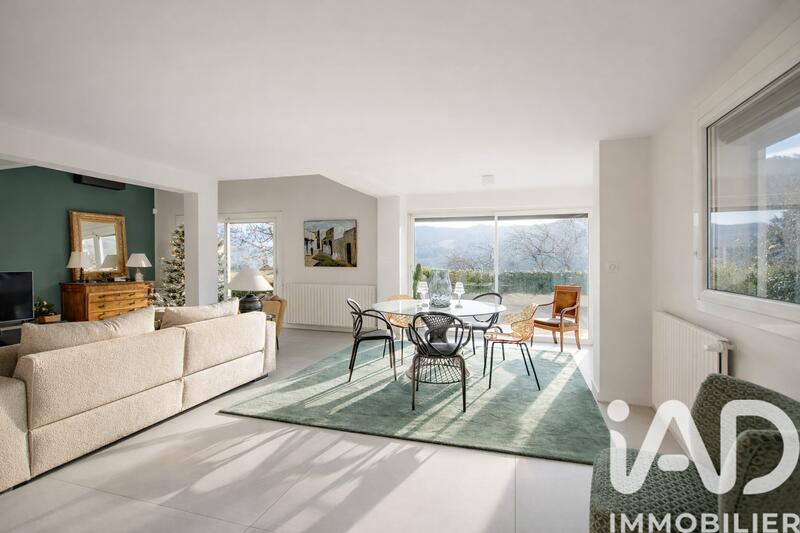 Maison - 243 m² - 9 pièces