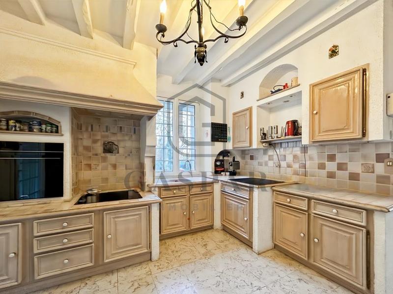 Maison - 225 m² - 8 pièces