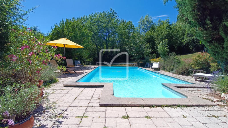 Maison - 205 m² - 7 pièces