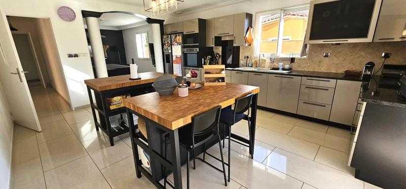 Villa - 259 m² - 8 pièces