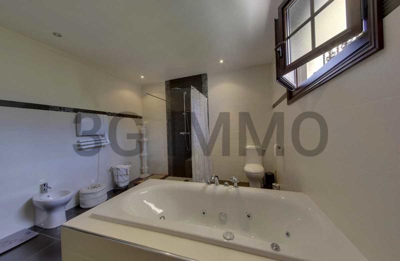 Maison traditionnelle - 237 m² - 7 pièces