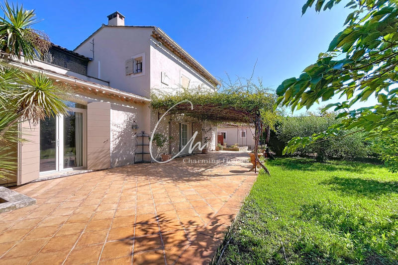 Maison - 230 m² - 7 pièces