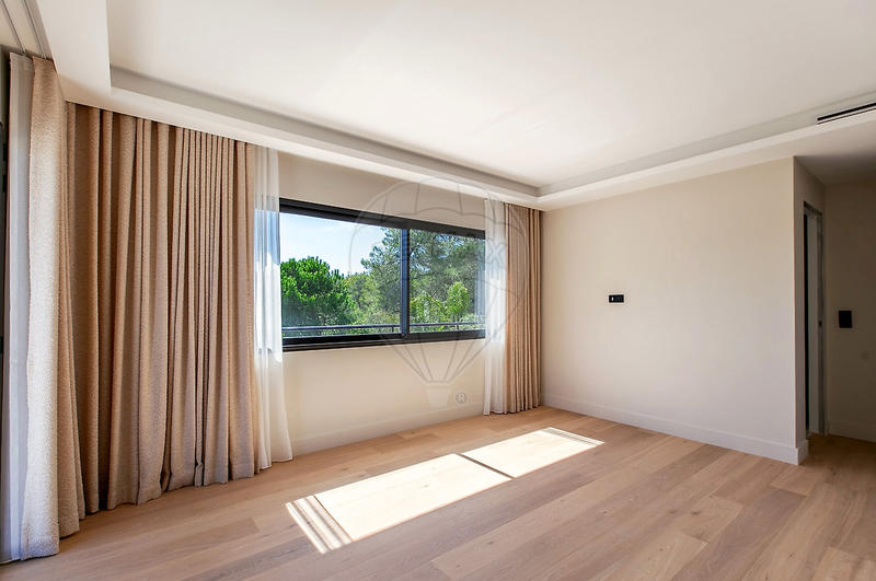 Maison - 280 m² - 8 pièces