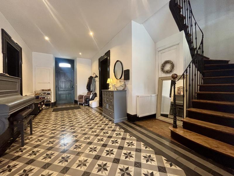 Maison - 250 m² - 8 pièces