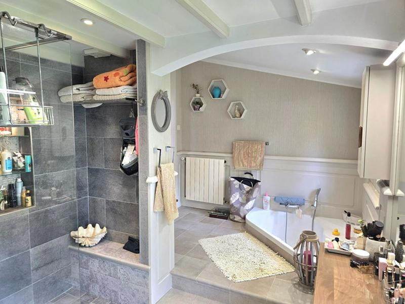 Maison - 220 m² - 8 pièces