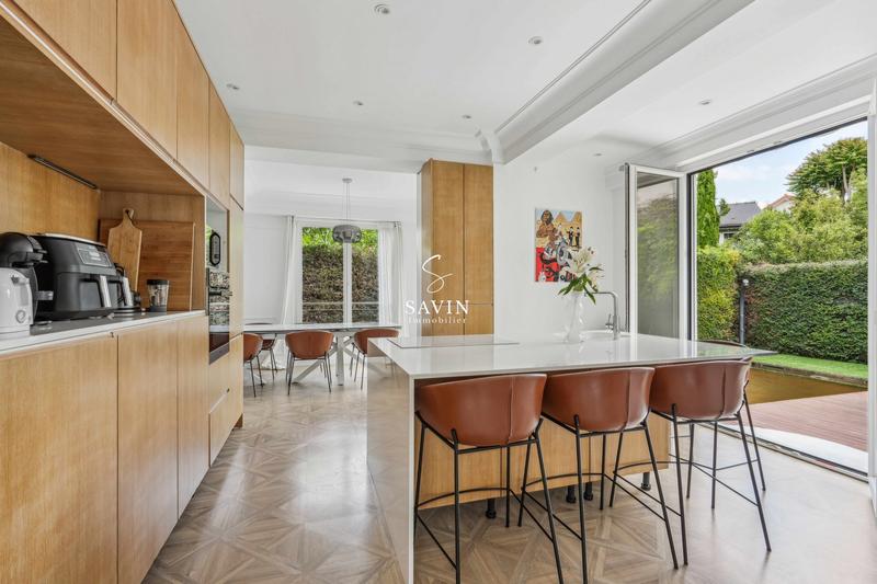 Maison - 247 m² - 8 pièces