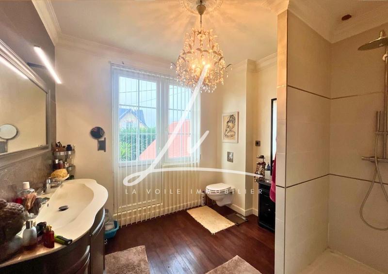 Maison - 185 m² - 8 pièces