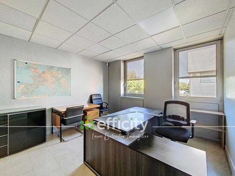 Local d'activité / Entrepôt - 670 m² - 25 pièces