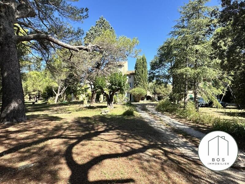 Maison - 418 m² - 12 pièces