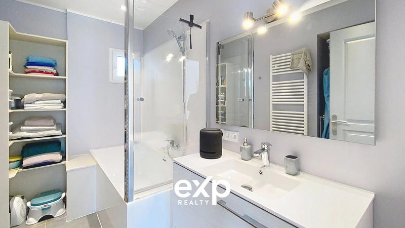 Maison - 219 m² - 9 pièces