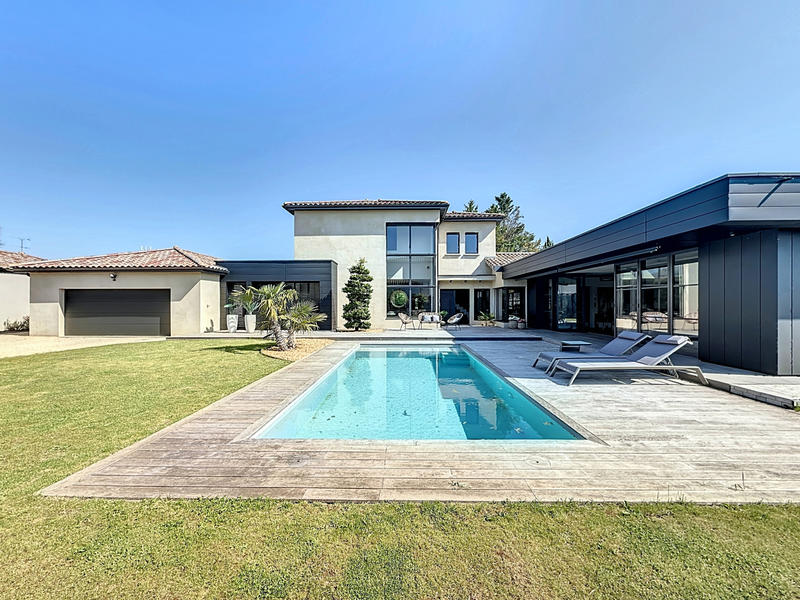 Maison - 243 m² - 8 pièces