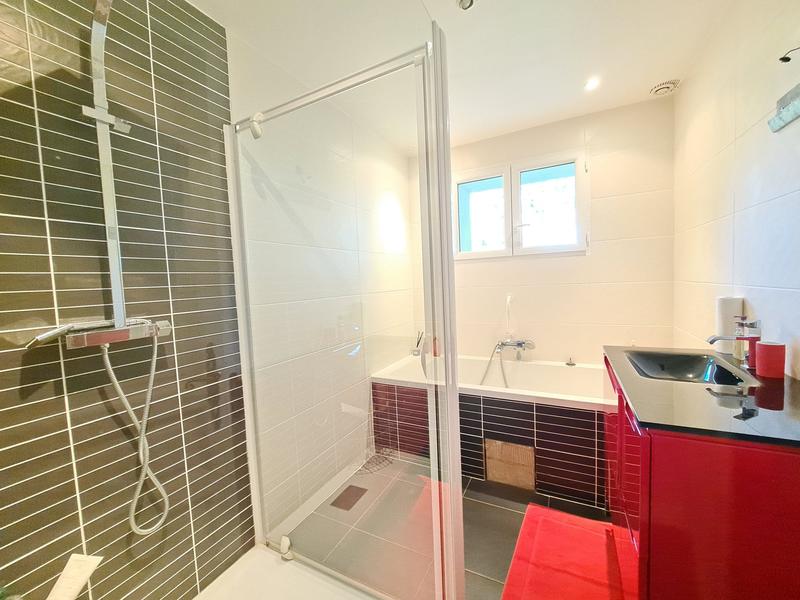 Maison - 250 m² - 6 pièces