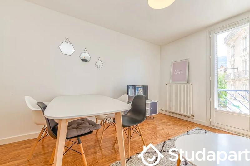 Chambre - 9 m² - 1 pièce