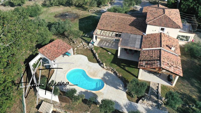 Maison - 207 m² - 7 pièces