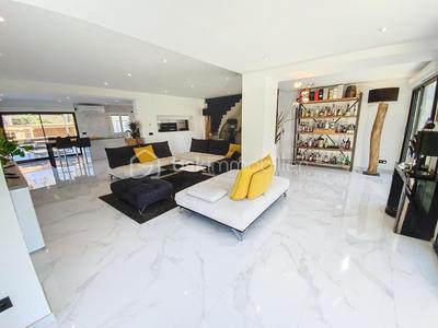 Villa - 245 m² - 6 pièces