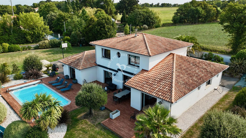 Maison - 211 m² - 7 pièces