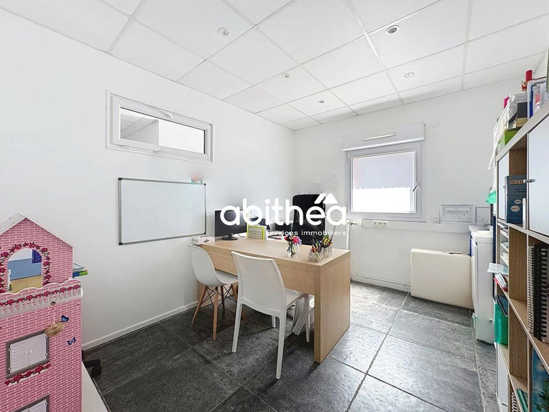 Bureau - 86 m² - 6 pièces