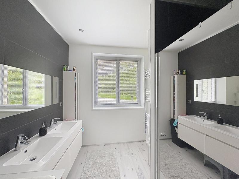 Maison - 225 m² - 11 pièces