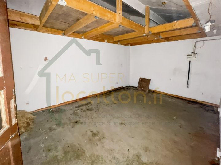 Parking / Garage - 210 m²