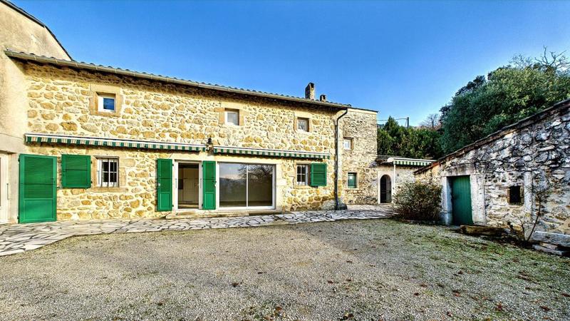 Maison - 202 m² - 6 pièces