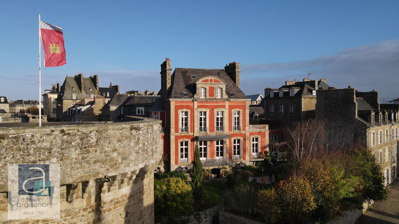 Maison - 327 m² - 11 pièces