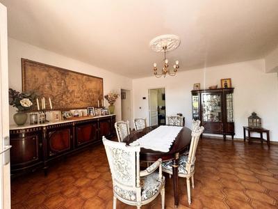 Maison - 204 m² - 9 pièces