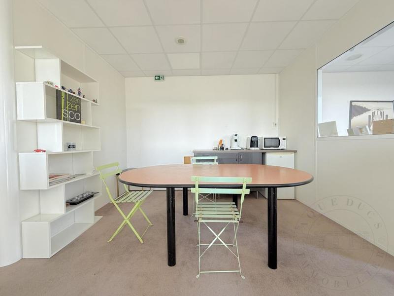 Bureau - 68 m² - 7 pièces