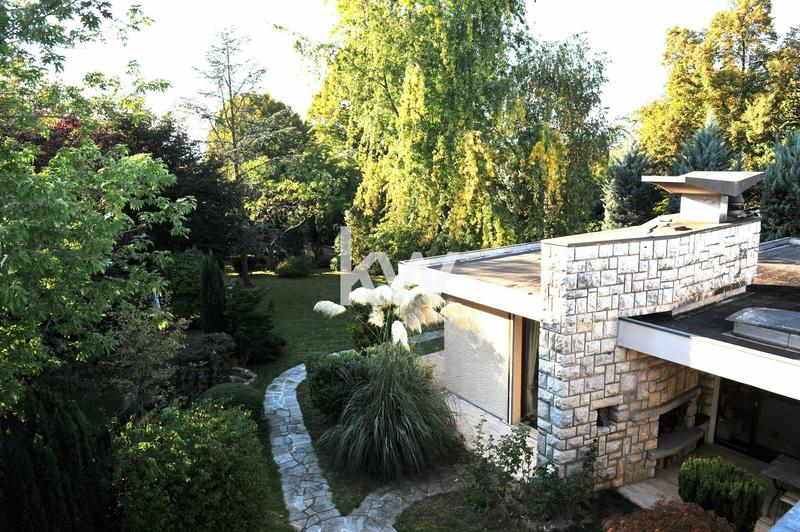 Maison - 315 m² - 11 pièces