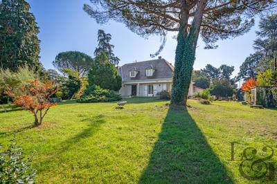 Maison - 330 m² - 9 pièces