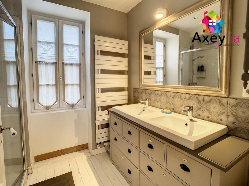 Maison - 258 m² - 12 pièces