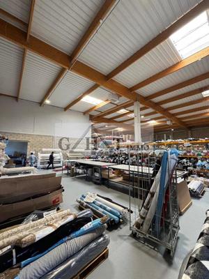 Entrepôt - 1 595 m²