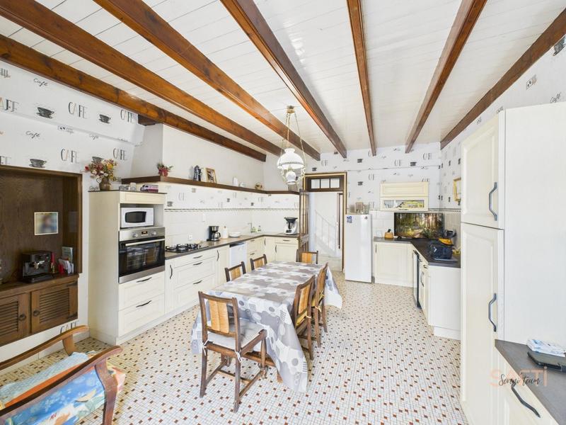 Maison - 211 m² - 8 pièces