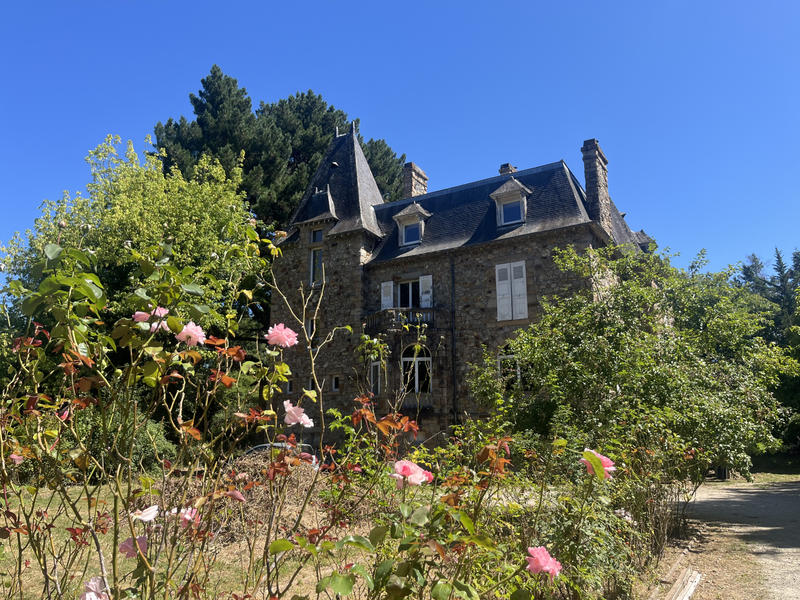 Maison - 408 m² - 13 pièces