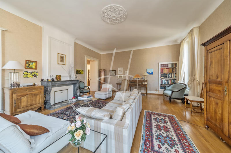 Appartement - 216 m² - 8 pièces