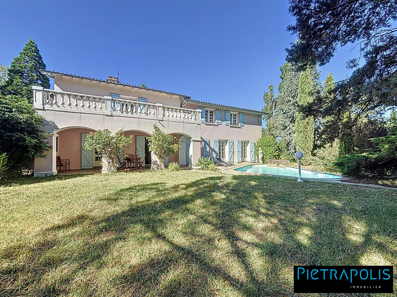 Maison - 278 m² - 9 pièces