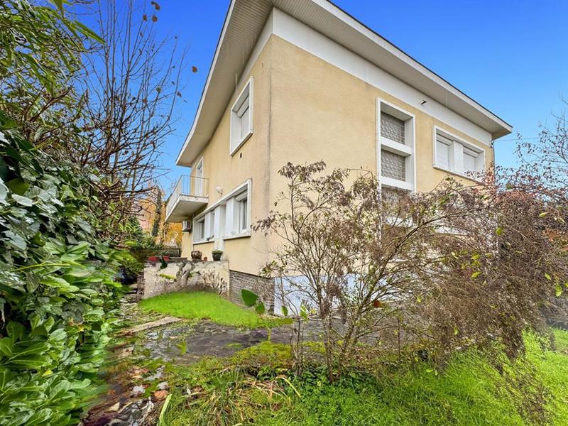 Maison - 240 m² - 10 pièces
