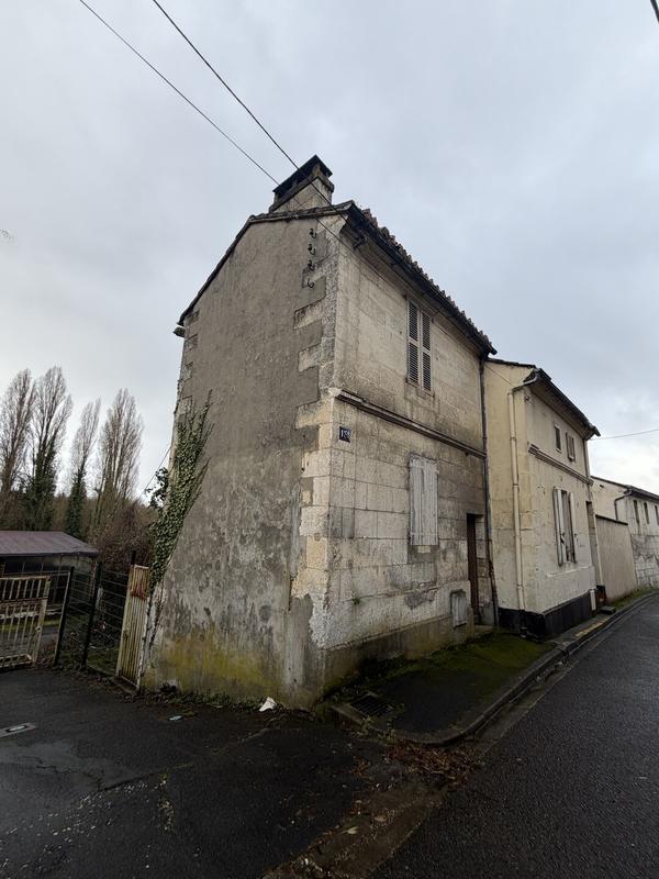 Maison - 1 500 m² - 7 pièces