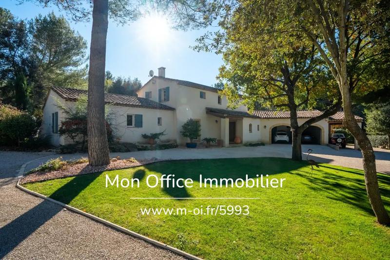 Propriété - 250 m² - 9 pièces