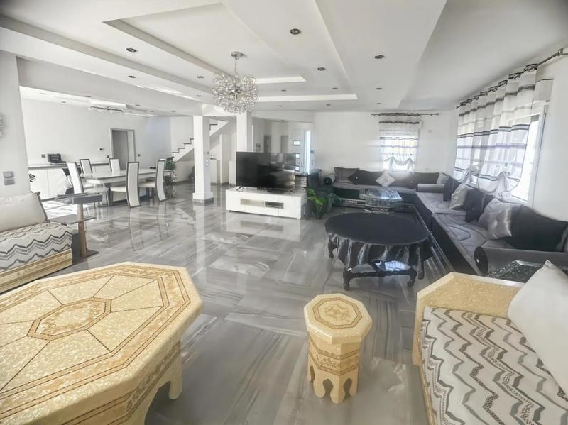 Maison - 210 m² - 7 pièces