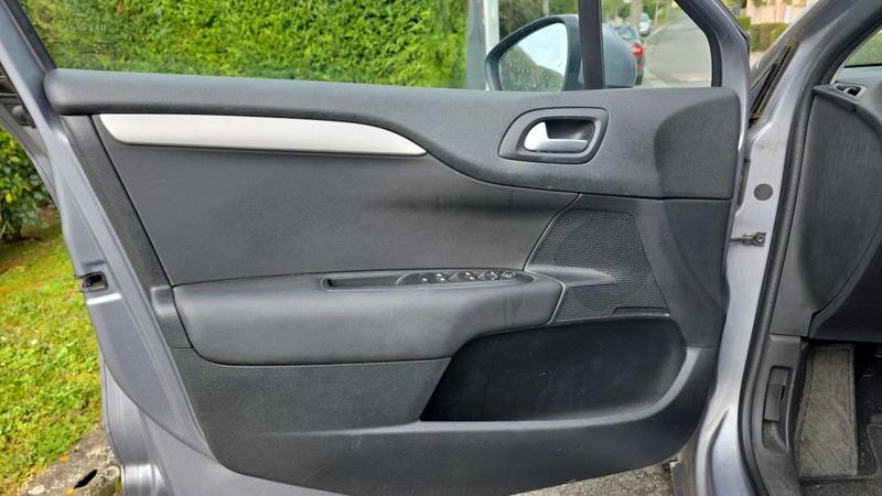 Citroën C4 II 1.6 BlueHDi 120 Eat6 Feel - Automatique